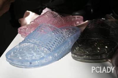 拖鞋塑料味重有什么办法去除