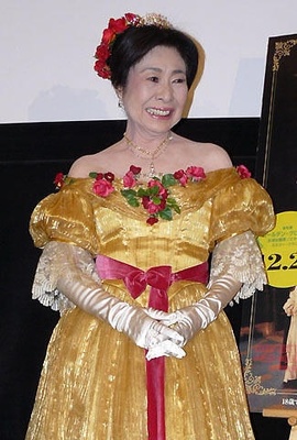 70岁中村玉绪扮英国女王 手背被强吻数次显尴.