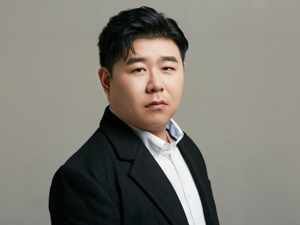 刘恩尚西装写真释出 搞怪深沉表现力尽展