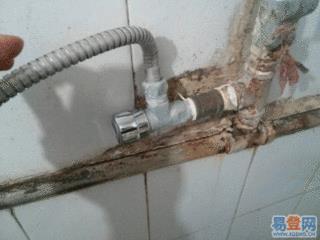 连接马桶的水管漏水