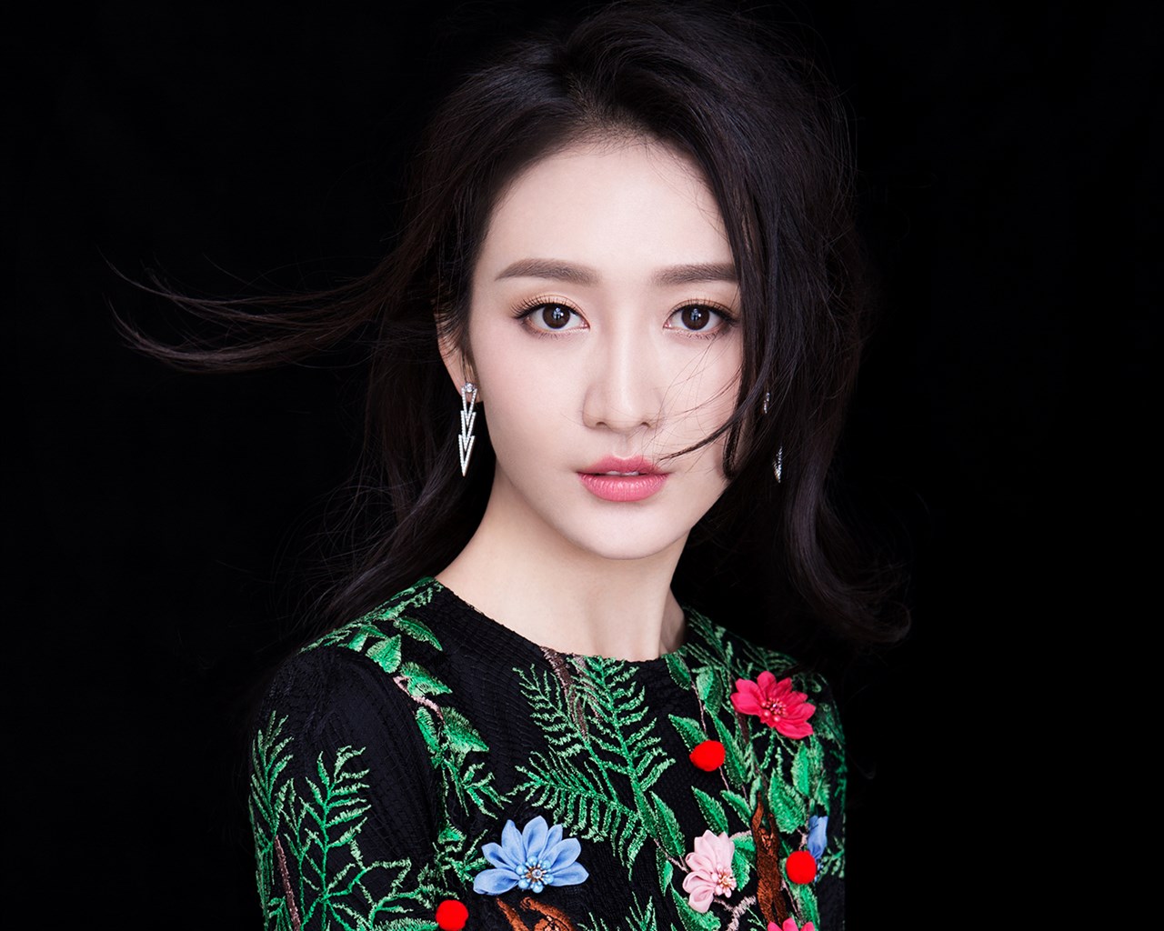 王鸥 