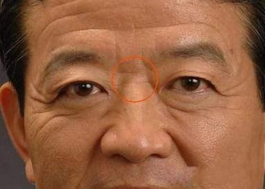 眉间八字纹男人
