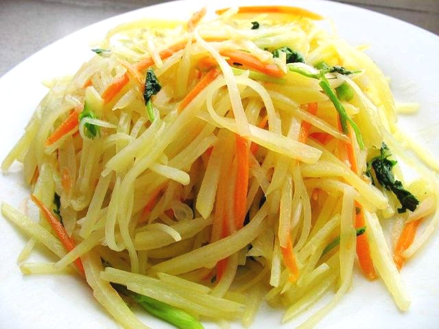 炒土豆丝要过水吗