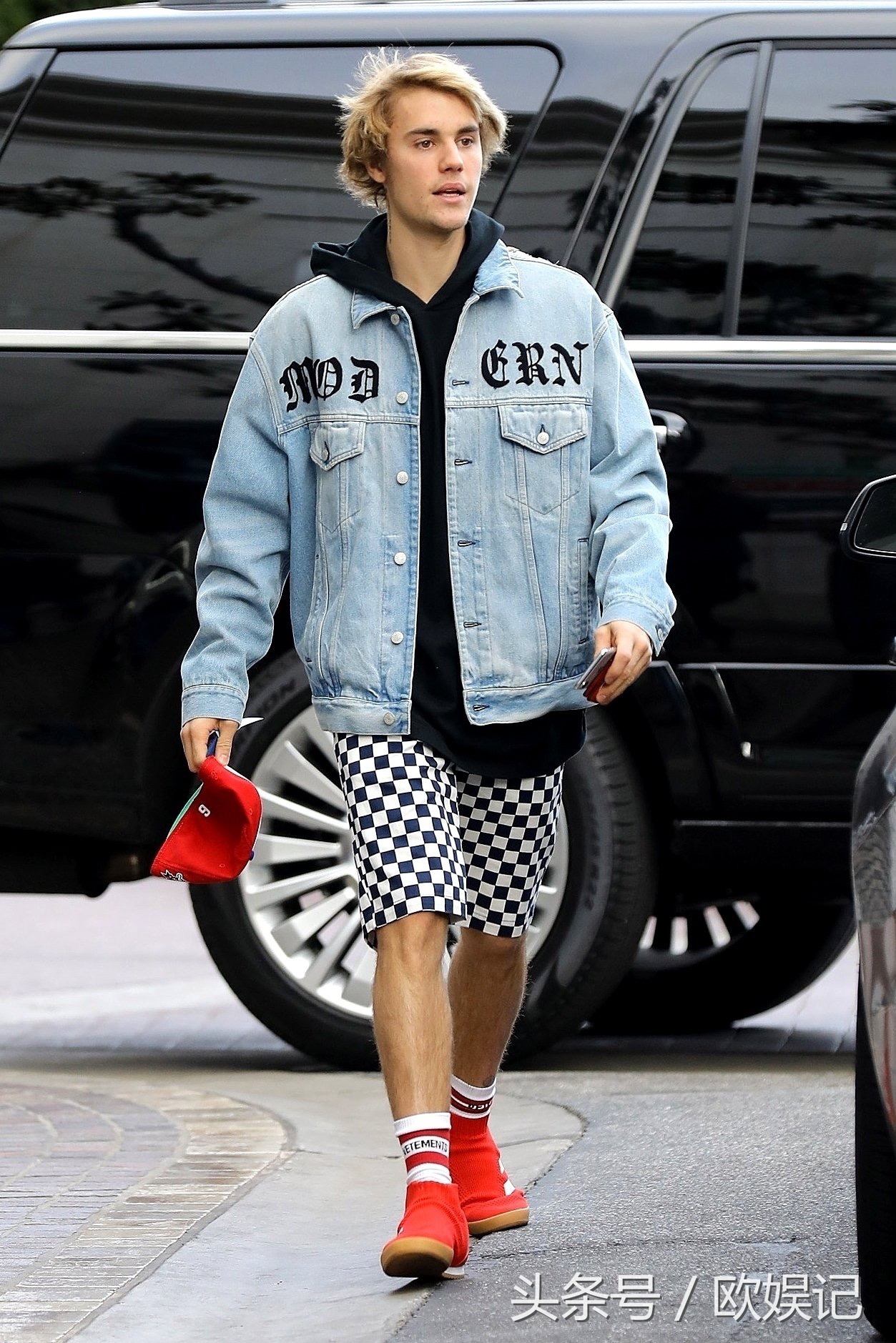 贾斯汀·比伯帅气出街,头发稍微修一下,颜值又回来了!