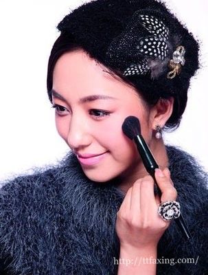 伴娘妆容及发型