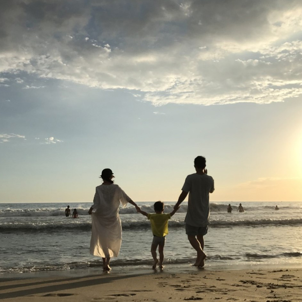 霍思燕杜江海边温馨亲子写真平板壁纸大图
