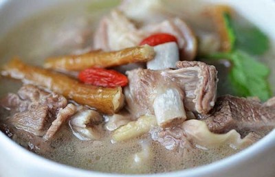 坐月子羊肉汤的做法