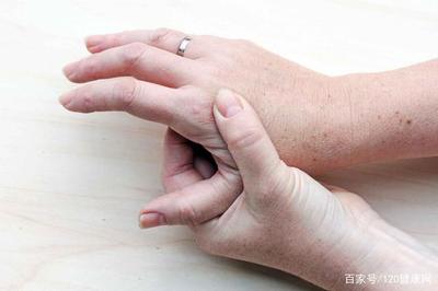 两手大拇指发麻是怎么回事