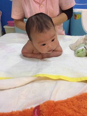 三个月宝宝趴着不会抬头怎么办