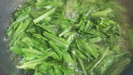 凉拌油麦菜用焯水吗