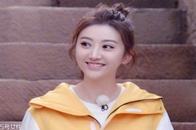 脸大头发厚什么发型好