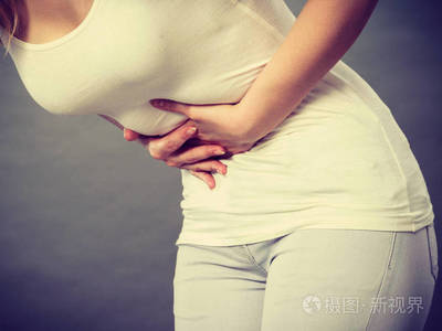 腹部中间疼是怎么回事