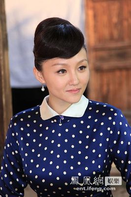 卫小雨全新写真曝光 华丽变身知性女人