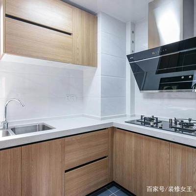 灰色橱柜配原木色
