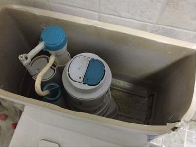 马桶水箱按钮压不出水