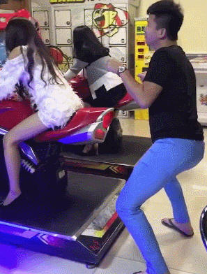 女装掀裙子动图
