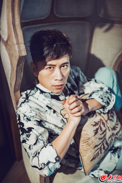 演员卢野说玩话剧不赚钱,要拿现实去养梦