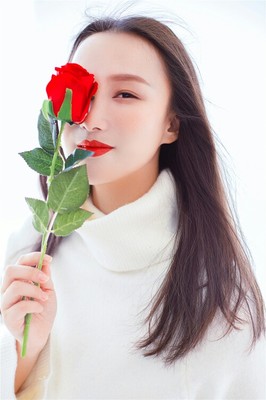 卫婷婷《鸿高飞》受关注发清新写真笑靥如花-.