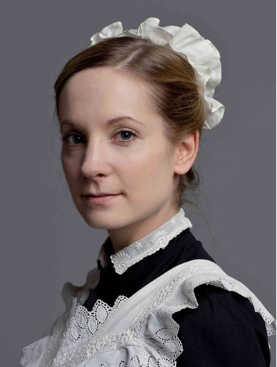 琼安-弗洛加特(joanne froggatt)饰演的女仆安.