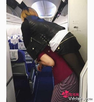 上飞机可以背一个包拎一个包吗