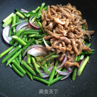 蒜苔洋葱炒肉做法大全家常