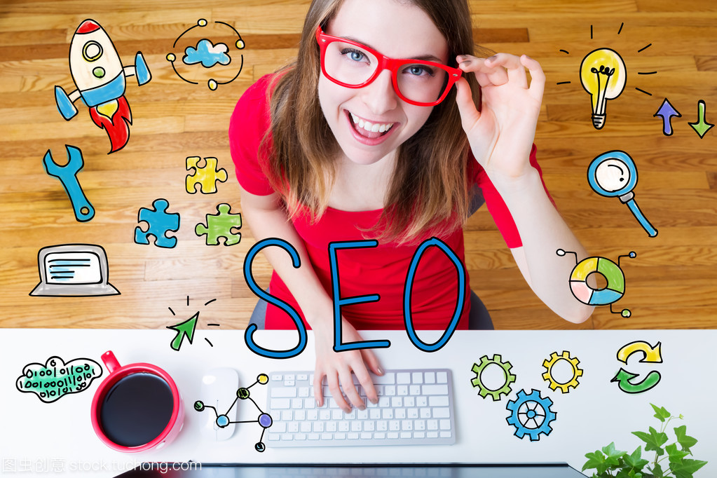 Seo 概念和年轻的女人在一起