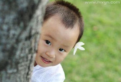 梦见自己抱一个小男孩