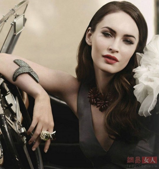 梅根福克斯登封面 狐狸美人复古妖艳媚眼迷离.