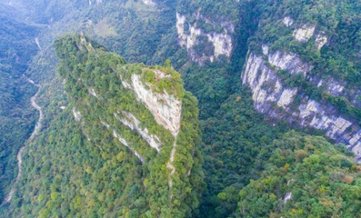 这座山峰耸立在用英语怎么说