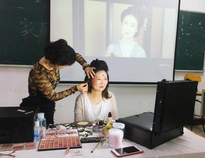 大学能化妆吗