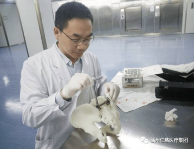 老人脊柱侧弯怎么治疗
