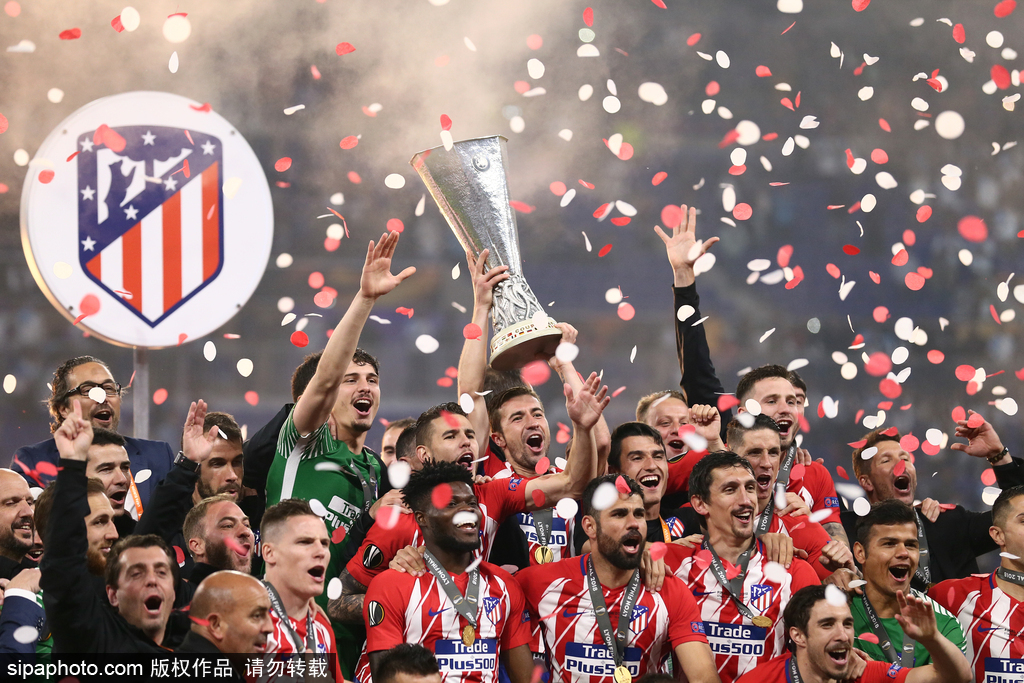 高清图:托雷斯高举至尊银杯 格刀头缠围巾耍宝