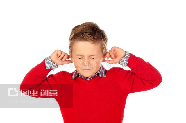 小孩捂耳朵是怎么回事