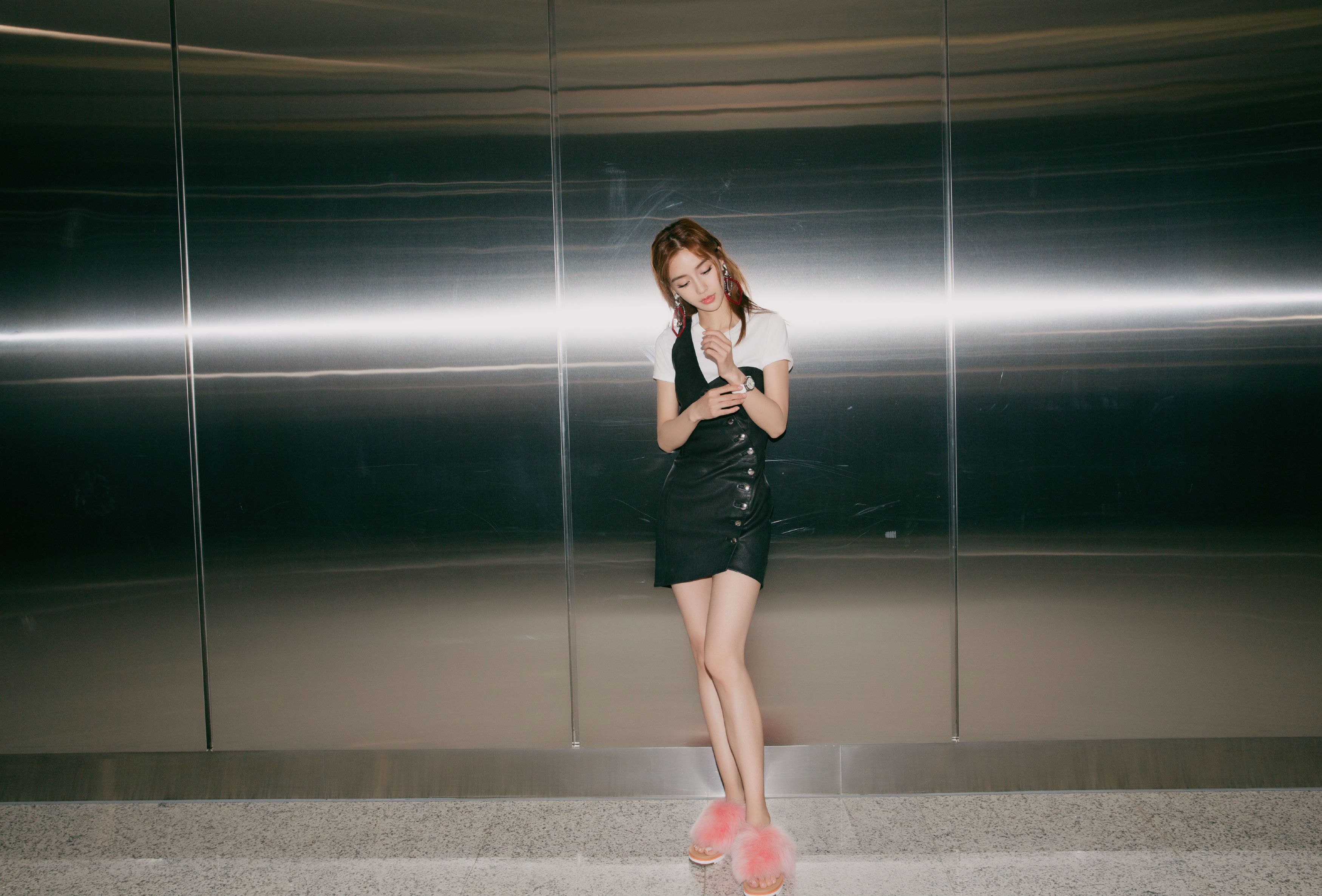 杨颖穿露肩连衣裙,还硬要塞一件白t在里面,网.