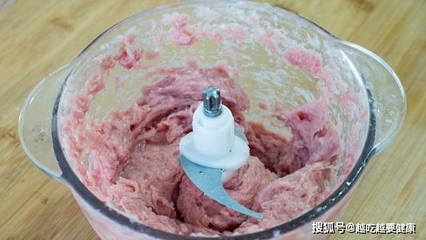加冰块的肉丸制作方法
