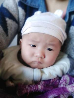 四个月宝宝老是抓耳朵怎么回事