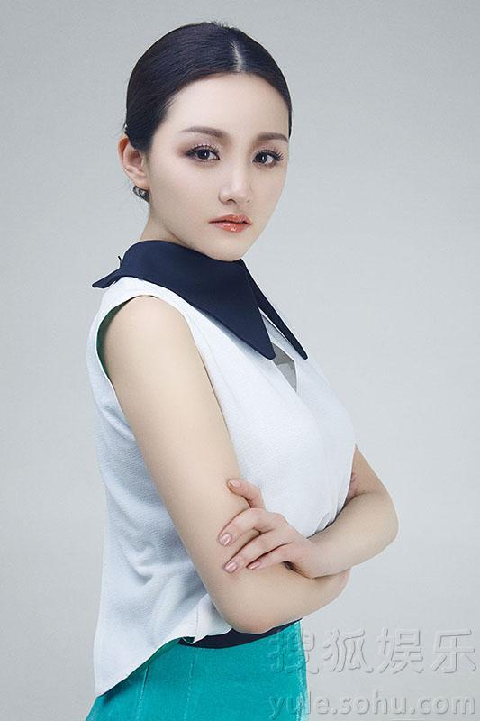 卫小雨全新写真曝光 华丽变身知性女人50290.