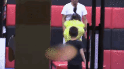 女孩子裙子突然掉了下来