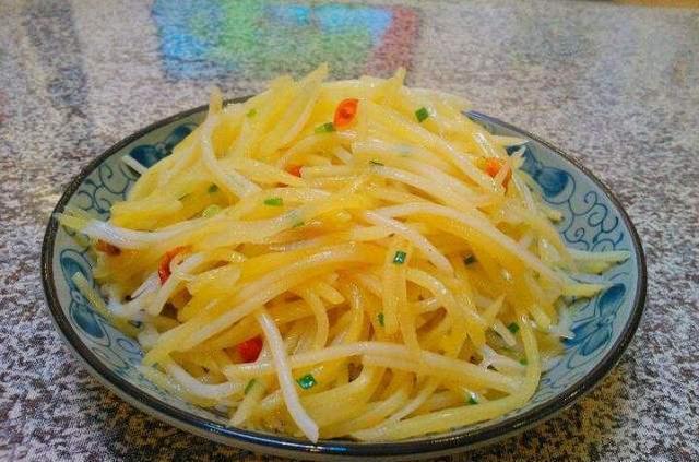 炒土豆丝要过水吗