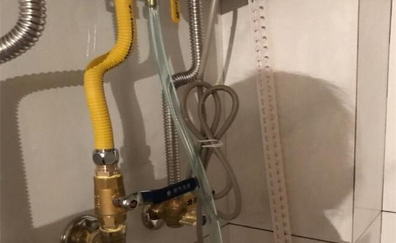 电热水器怎么接水管