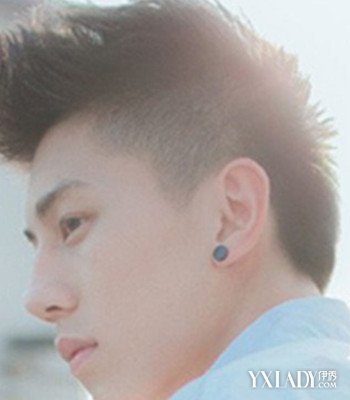 男头发两边剃掉的发型