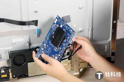 完美体育下载与安装相关图片:球迷通过VR设备观看完美体育下载与安装比赛