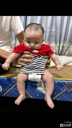 两个月的宝宝可以坐着吗