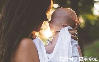 一个月的宝宝能竖着抱吗