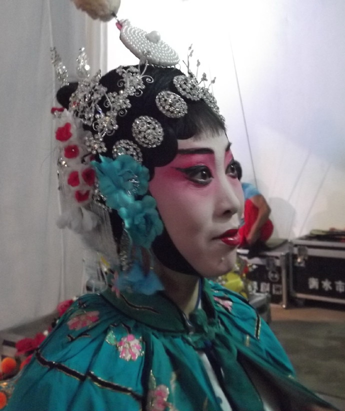 演出前,戏曲演员在后台忙碌化妆(河北衡水市评.