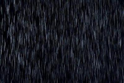 女人梦见大雨淋湿自己