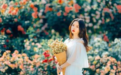 天生桃花命的生肖女