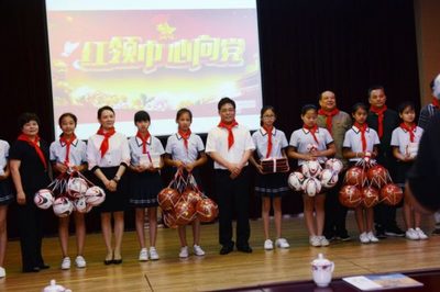 风筝节的手抄报怎么画高年级