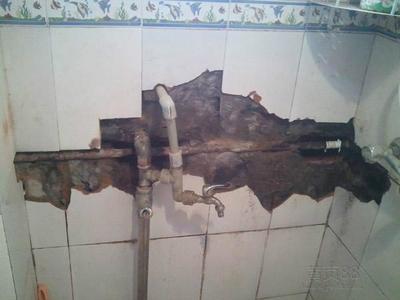 卫生间主管道漏水