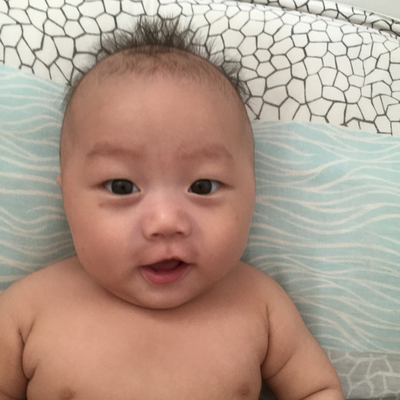 三个月宝宝抬头标准图